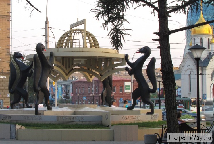 Скульптура Сибирские просторы в Новосибирске - 4 соболя крышуют город