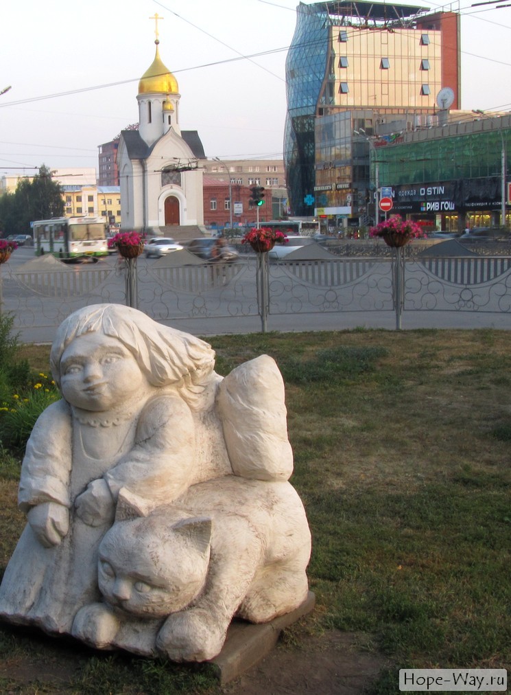 На фоне часовня святого Николая в Новосибирске