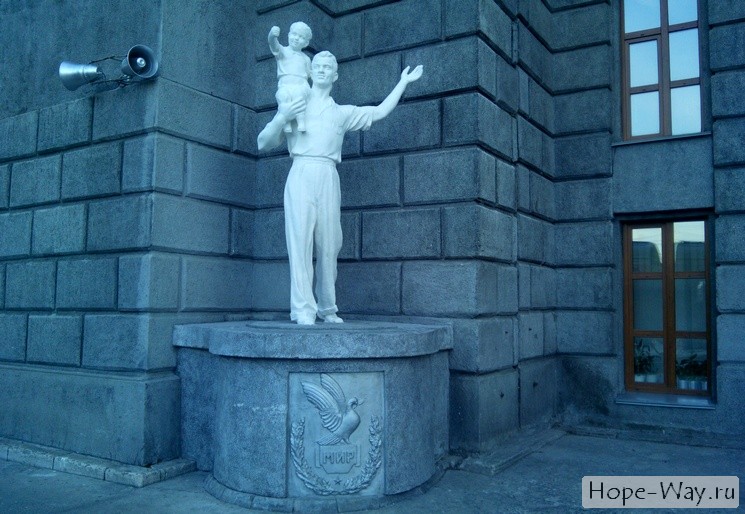 Скульптура провожающих на вокзале Новосибирск-Главный