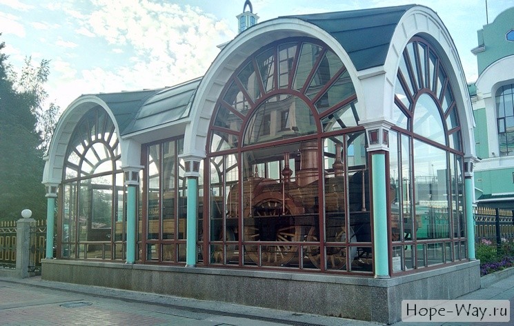 Макет паровоза "Проворный" под стеклом около здания вокзала Новосибирск-Главный