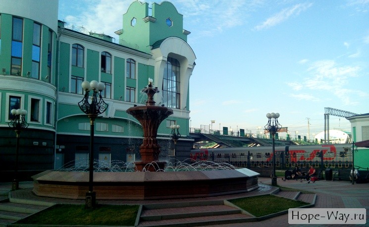 Фонтан около здания Новосибирского вокзала