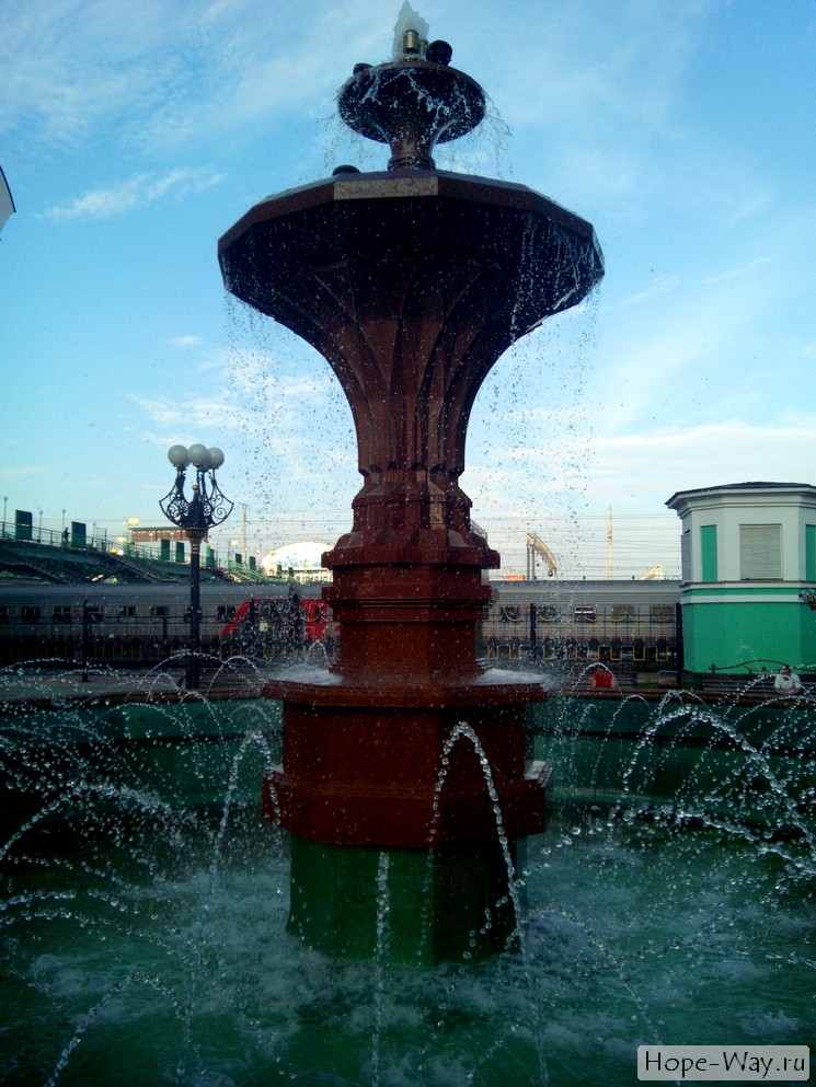 Достопримечательности Новосибирска фото: фонтан у здания вокзала Новосибирск-Главный