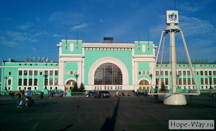 Здание вокзала Новосибирск-Главный на рассвете