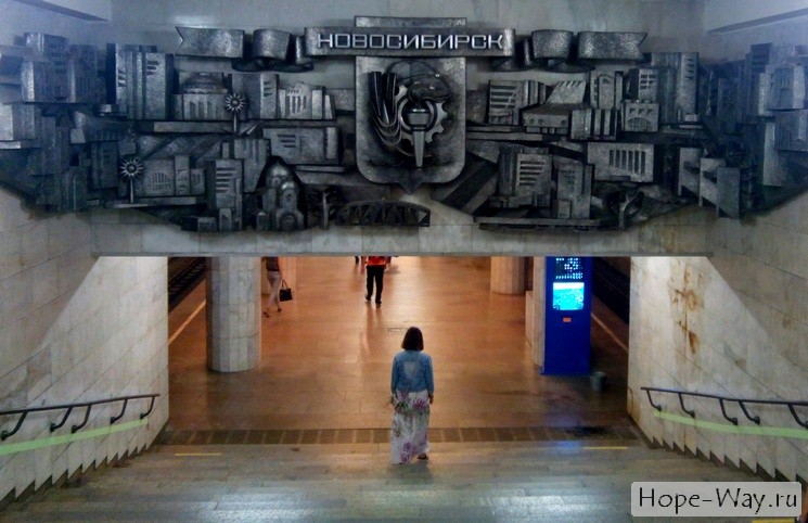 Спуск в метро на станцию Площадь Гарина-Михайловского в Новосибирске