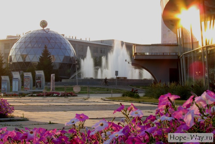 Достопримечательности Новосибирска фото: музыкальный фонтан на Глобусе