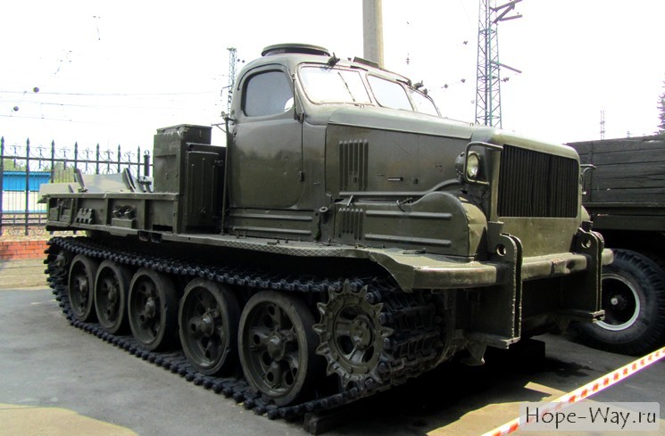 Военная техника в экспозиции ретро авто (Новосибирск, музей ж/д техники)