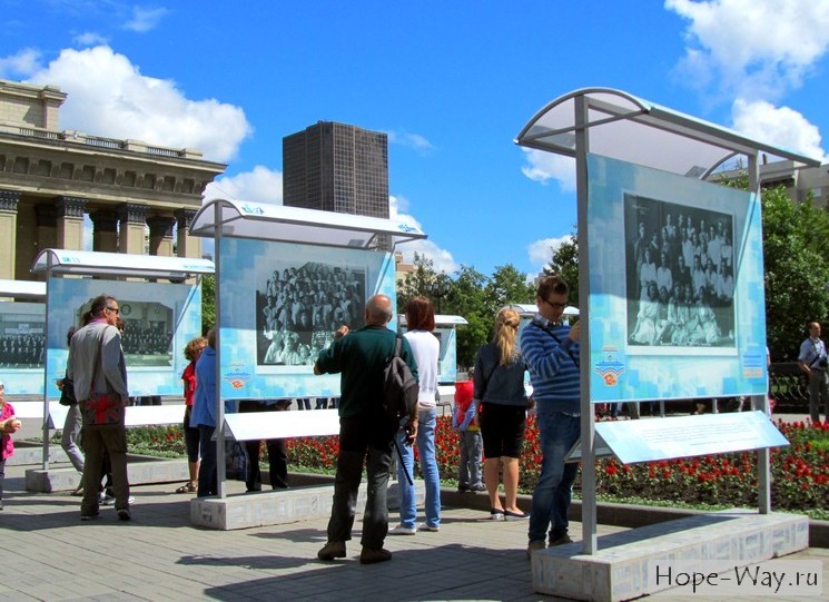 Фотовыставка около Оперного театра, посвященная 120-летию Новосибирска