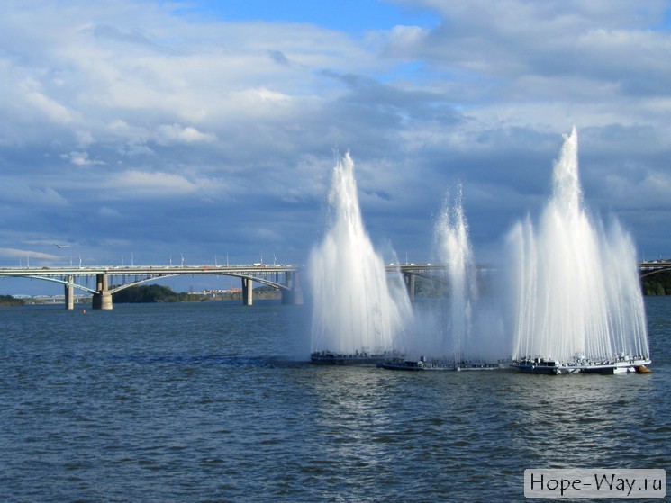 Достопримечательности Новосибирска фото: плавучий фонтан на реке Обь