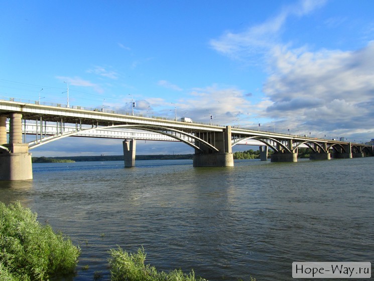 Коммунальный мост через реку Обь в Новосибирске (фото)