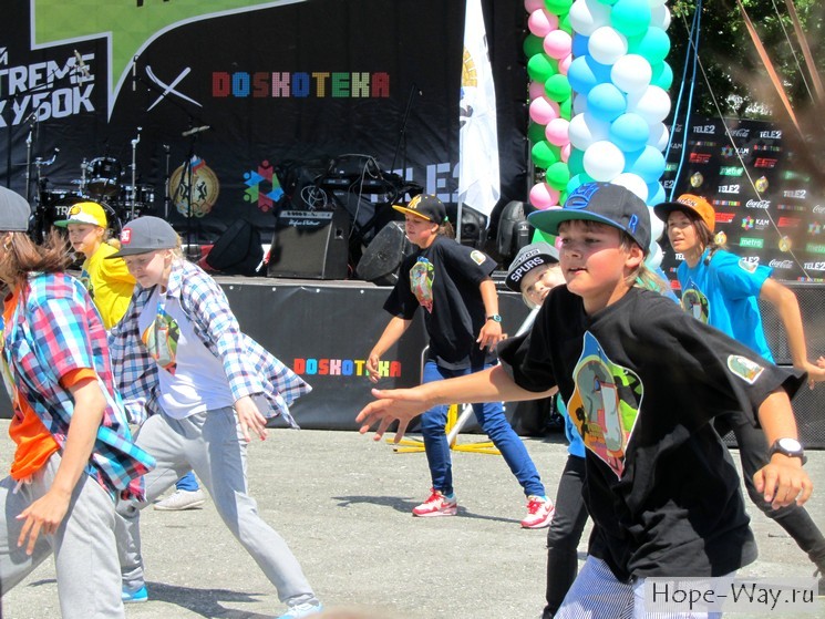 Танцевальные коллективы на молодежной площадке празднования Дня города в Новосибирске