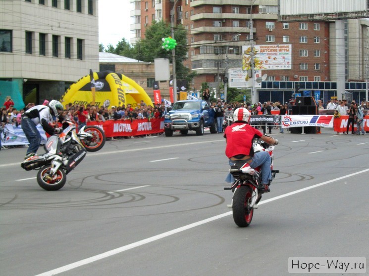 Разминка соревнований по мотоциклетному спорту Новосибирск Глобус 2013