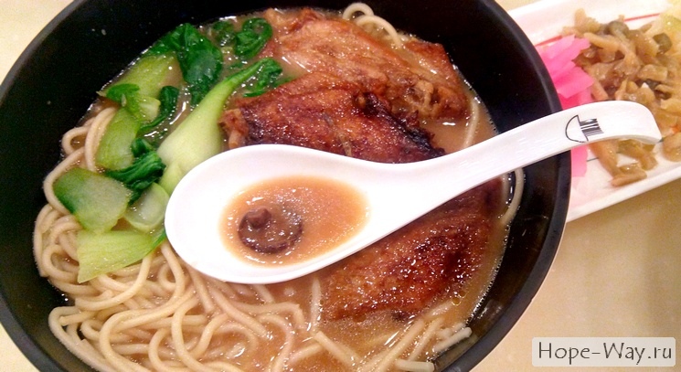 Китайская еда - суп с грибами шиитаке и курочкой