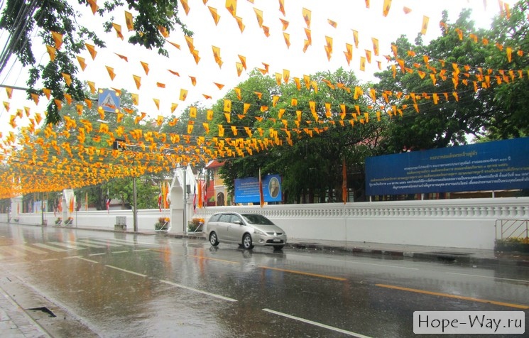 Улицы Бангкока украшены к приезду Далай-Ламы