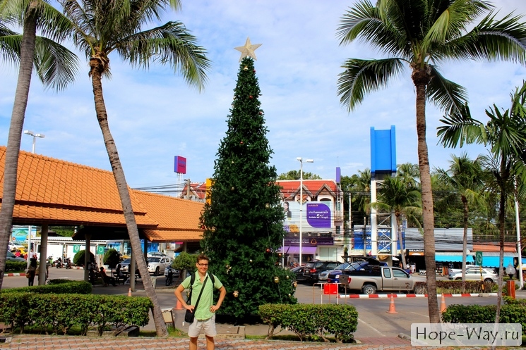 Новогодняя елка около Теско на острове Самуи (Таиланд)