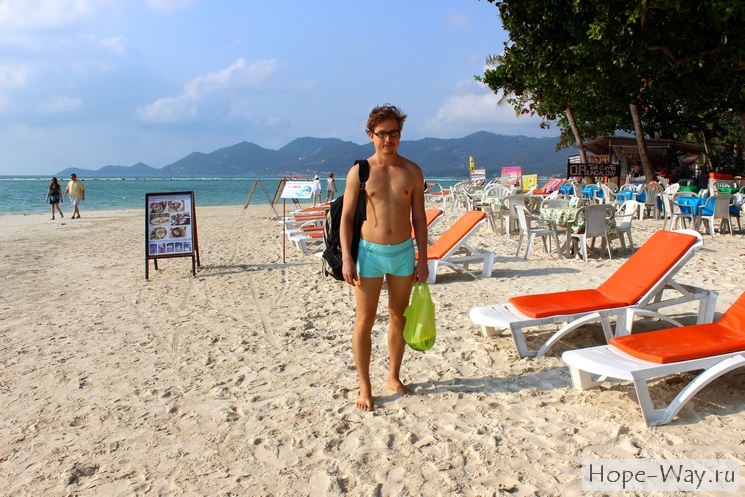На пляже Чавенг есть лежаки в аренду и услуги массажа