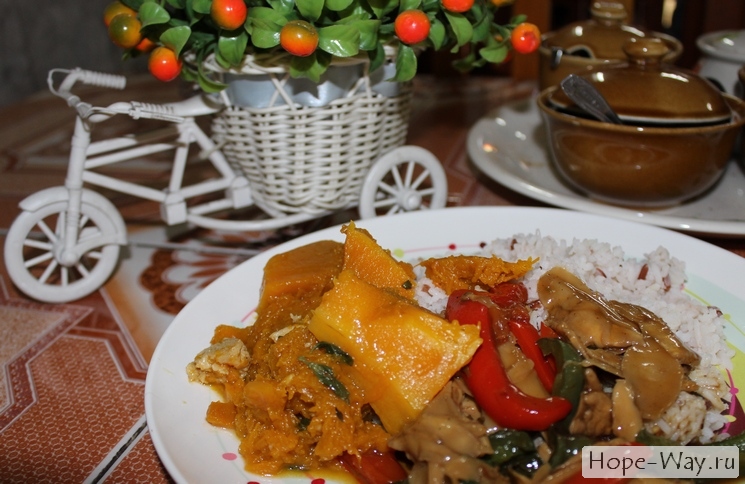 Порция вкусной еды - рис с тушеной тыквой и грибами - 30 бат