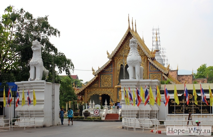 Один из многочисленных буддийских храмов Чиангмая