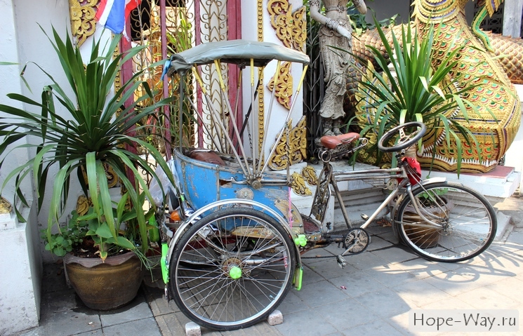 Велорикша возле храма в Чиангмае