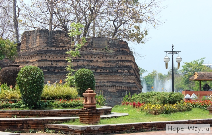 Кусок сохранившейся кирпичной стены в Чиангмае
