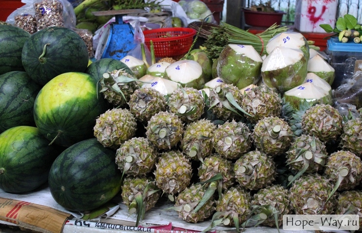 Арбузы, ананасы, кокосы на тайском рынке