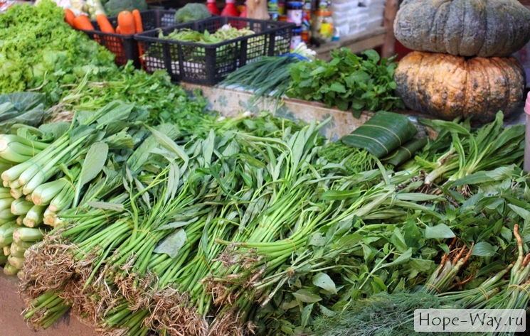 Изобилие зелени на тайском рынке