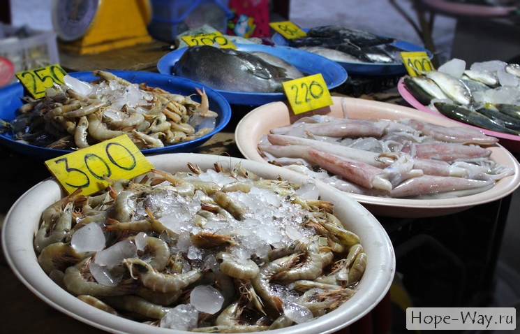 На рынке можно купить свежие морепродукты и рыбу