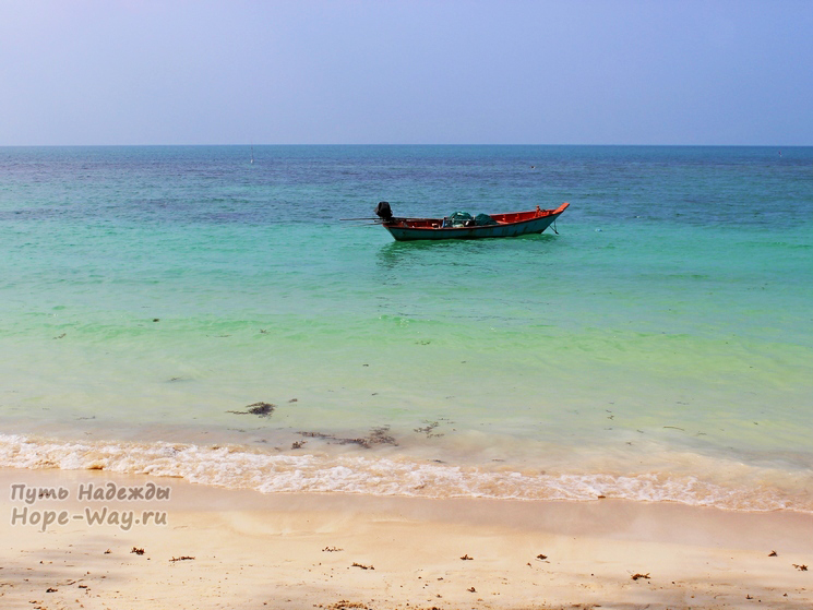 Рыбацкая лодочка на пляже Хад Яо на острове Панган