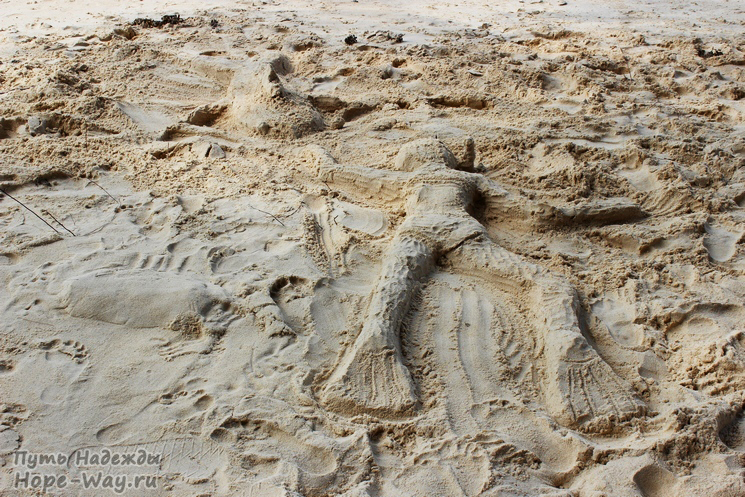 Песчаные фигуры на пляже Хад Яо