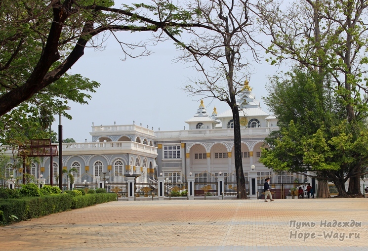 Напротив парка у набережной вот такое здание - Президентский дворец