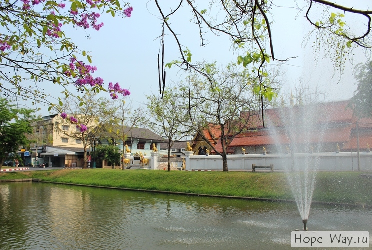 Вид на водный фонтан и северную стену в Чиангмае