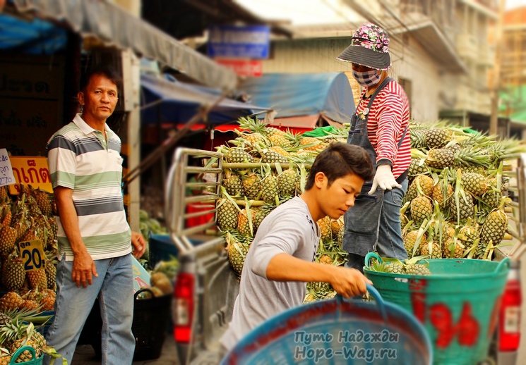 Веселые тайцы разгружают арбузы на рынке