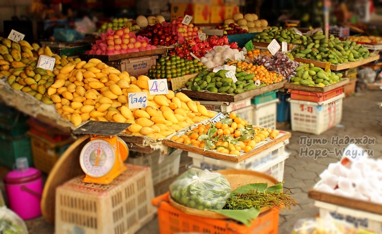 Одна из многочисленных фруктовых лавочк на рынке в Чиангмае - глаза разбегаются от обилия фруктов!