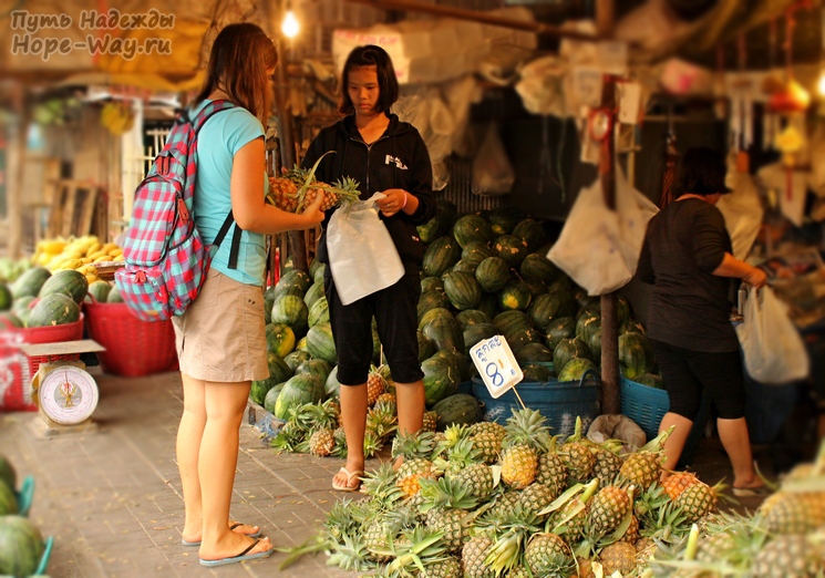 Покупаю ананасы на рынке Muang Noi (Чианг Май)