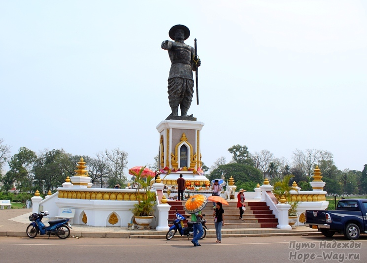 Памятник лаосскому королю Сисаванг Вонгу на берегу Меконга во Вьентьяне