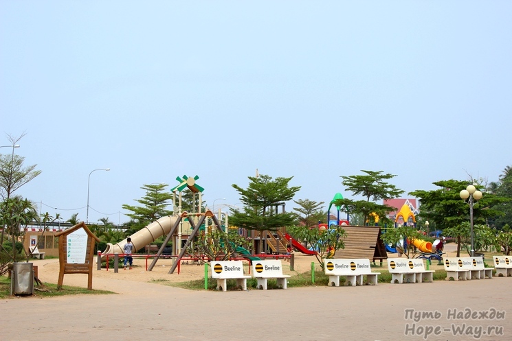 Детская площадка в парке на Набережной Меконга (Вьентьян, Лаос)
