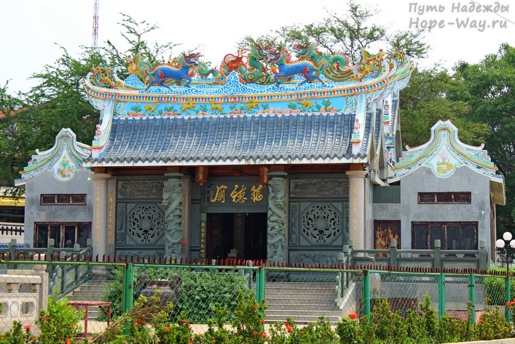 Небольшой китайский храм в Лаосе (Вьентьян)