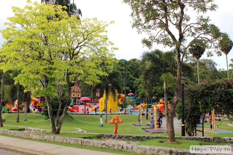 На территории детской площадки установлены сооружения для детей