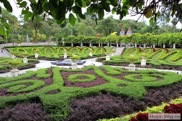 Фигурно выстриженные клумбы в Ботаническом саду Куала-Лумпур