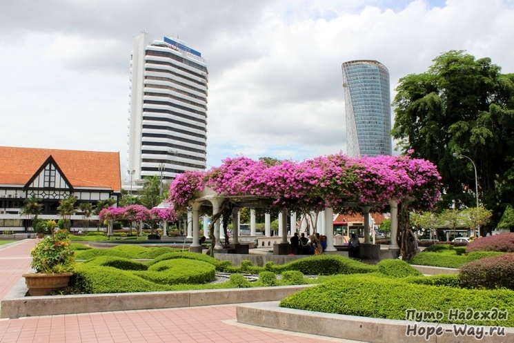 Достопримечательность Куала-Лумпур - Площадь Мердека в Малайзии