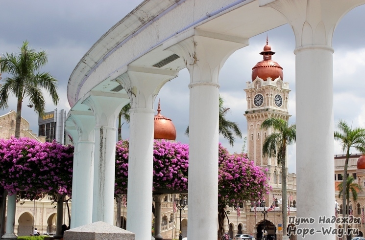 Уникальный архитектурный ансамбль площади Мердека в Куала-Лумпур (Малайзия)