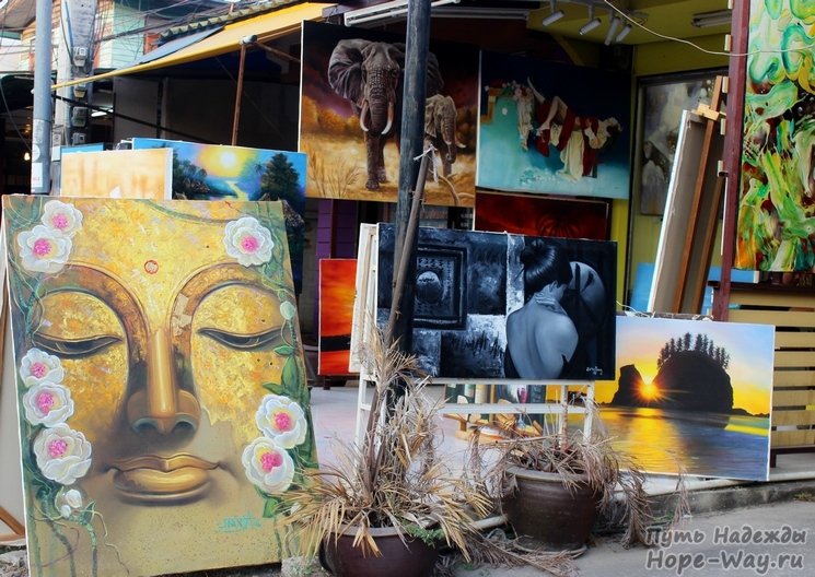 Местные художники продают на ярмарке свои картины
