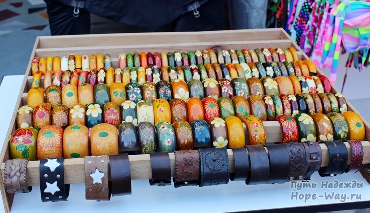 Вручную расписанные деревянные и кожаные браслеты