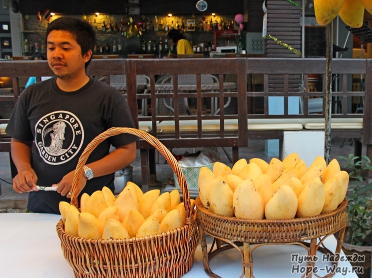 Если увидите такие корзины с желтыми манго, знайте - тут продают местный десерт из клейкого риса с кокосовым молоком и кусочками спелого манго. Очень вкусно!