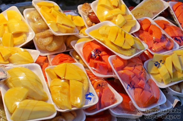 На Walking Street можно купить спелые сочные и сладкие фрукты, уже почищенные, порезанные и запакованные в лоточек. На фото - желтое тайское манго и папайя