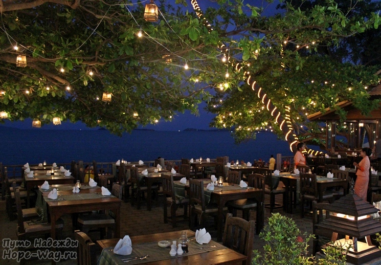 Ярмарка находится на пляже Бопут, а что может быть романтичнее ужина при свечах на морском берегу?