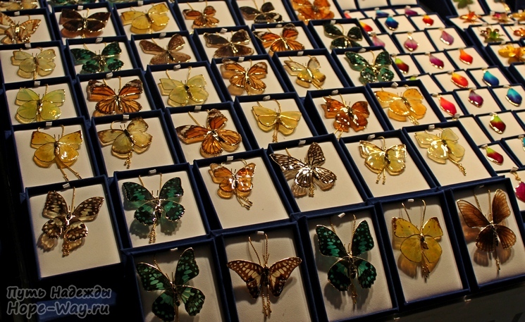 Совершенно уникальные украшения из настоящих сушеных бабочек, покрытых специальным раствором и позолотой