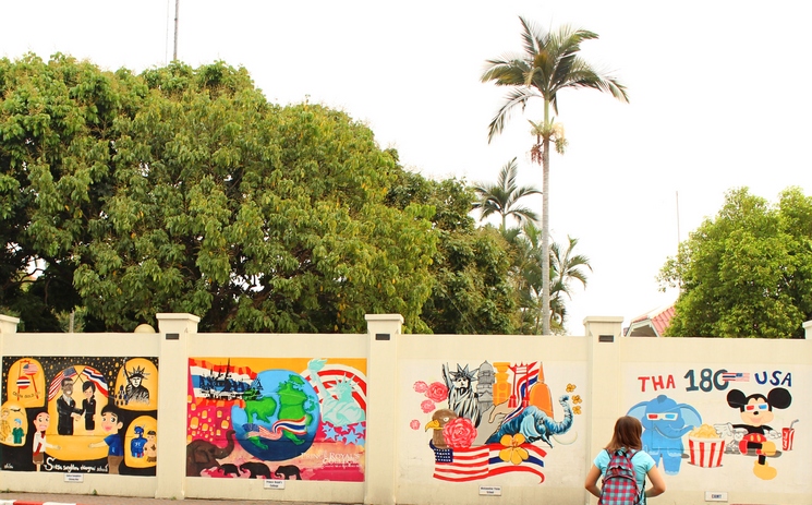 Напротив рынка расположилось американское консульство, стены которого расписаны симпатичным граффити