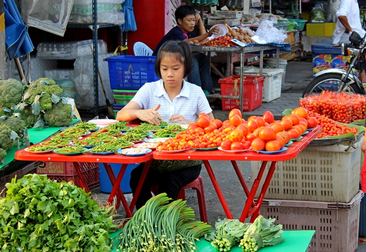 Овощная девочка - покупайте помидорчики, зелень!