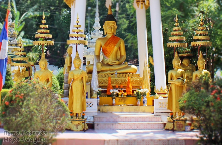 Позолоченная статуя Будды на территории Wat Si Saket