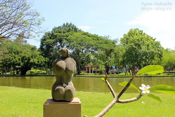 Бетонная статуя женщины в парке Рамы IX
